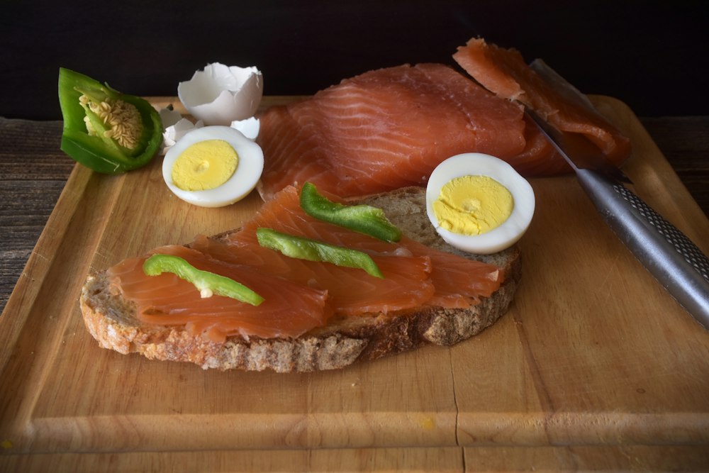 Gerookte vis op donker brood met ei en paprika