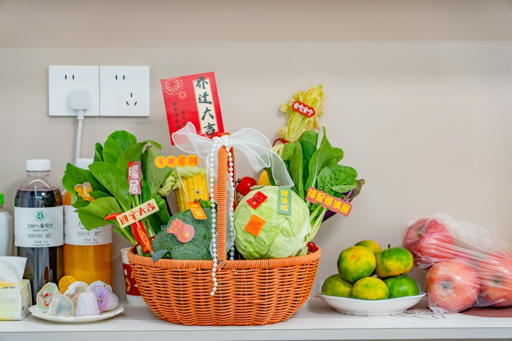Rieten mand gevuld met verse producten, voorbeeld voor een cadeaupakket
