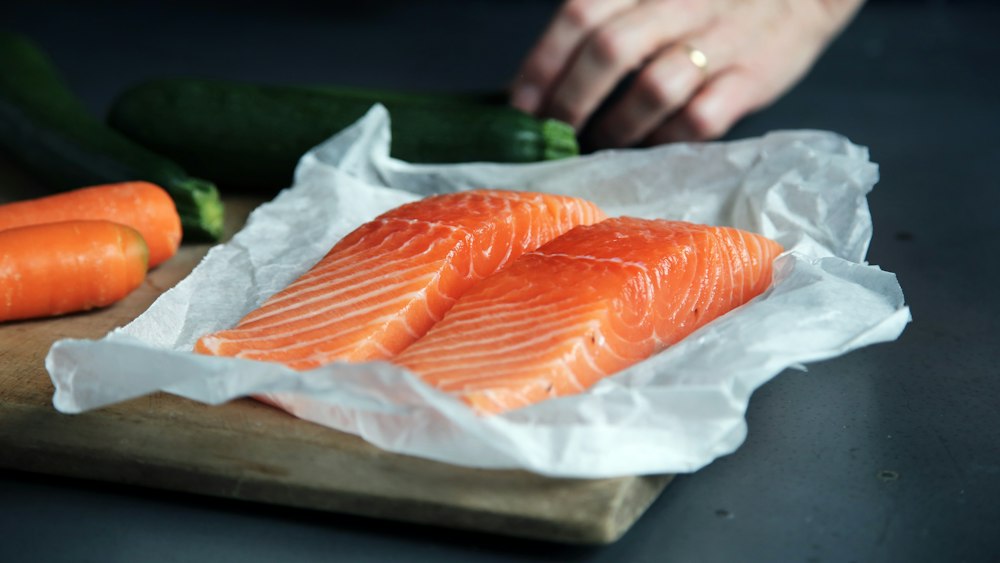 Rauwe visfilet op een houten snijplank