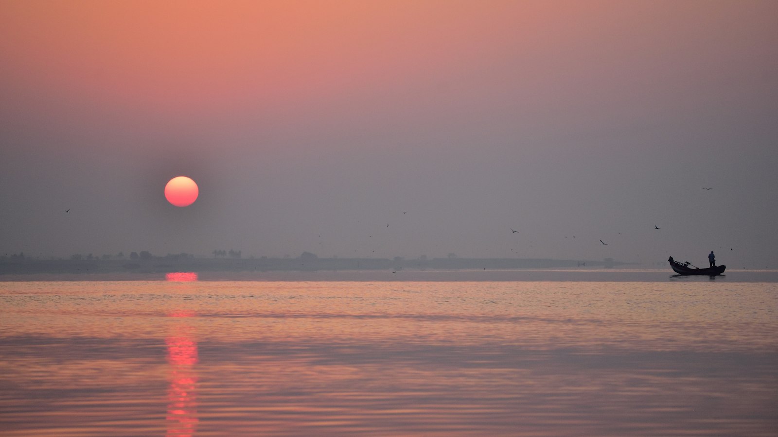 Visser die vroeg in de ochtend zijn netten uitzet op het water